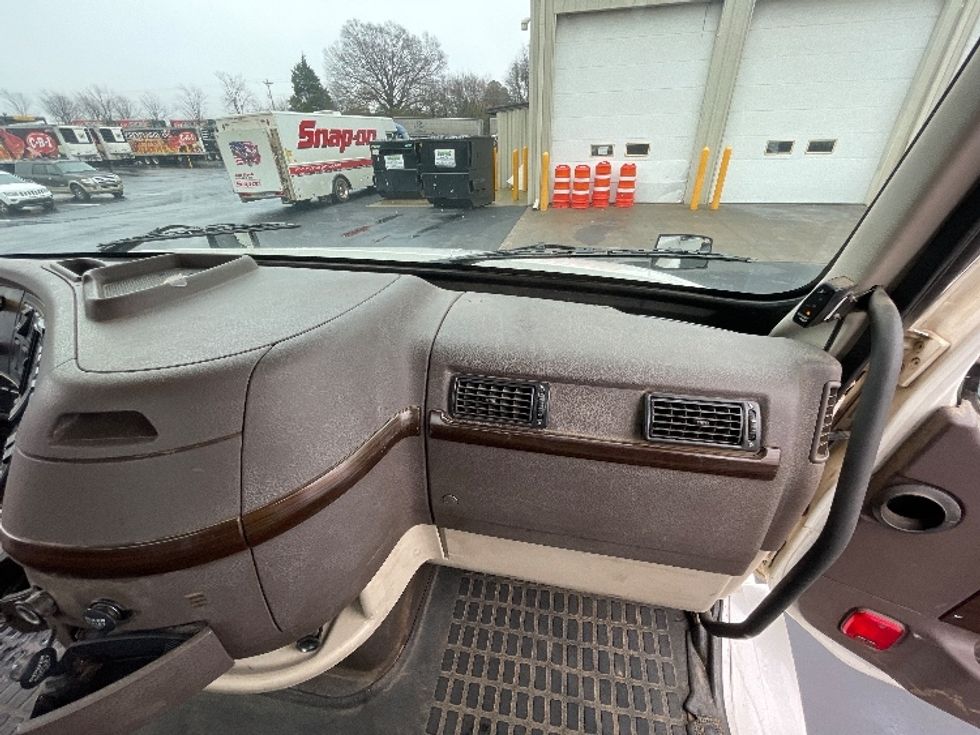 Day Cab Tractor-Heavy Duty Tractors-Volvo-2018-VNL64T300-Statesville-NC-429,887\n\t\tmiles-$ 42,500 - Image 13
