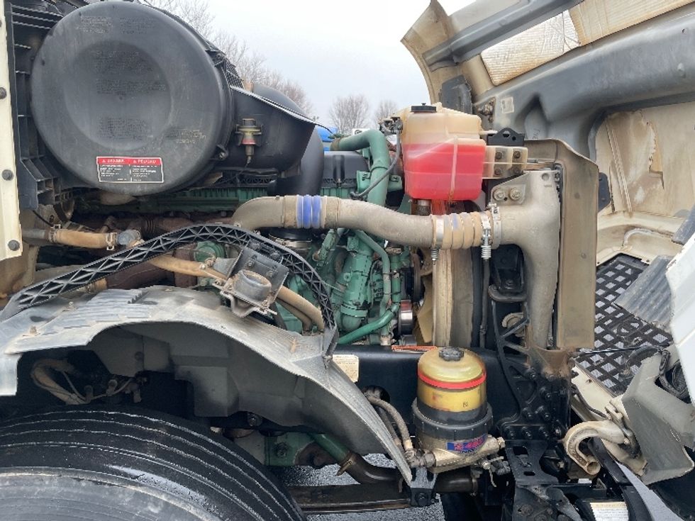 Day Cab Tractor-Heavy Duty Tractors-Volvo-2018-VNL64T300-Statesville-NC-429,887\n\t\tmiles-$ 42,500 - Image 15