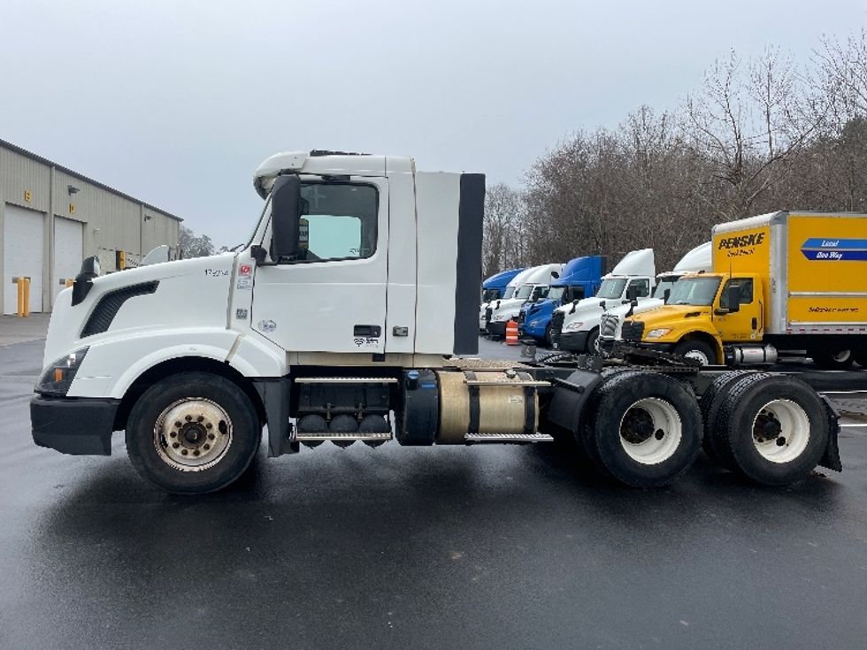 Day Cab Tractor-Heavy Duty Tractors-Volvo-2018-VNL64T300-Statesville-NC-429,887\n\t\tmiles-$ 42,500 - Image 4