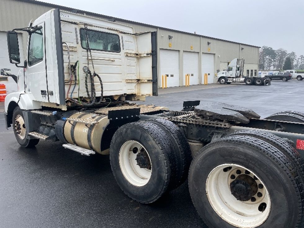 Day Cab Tractor-Heavy Duty Tractors-Volvo-2018-VNL64T300-Statesville-NC-429,887\n\t\tmiles-$ 42,500 - Image 5