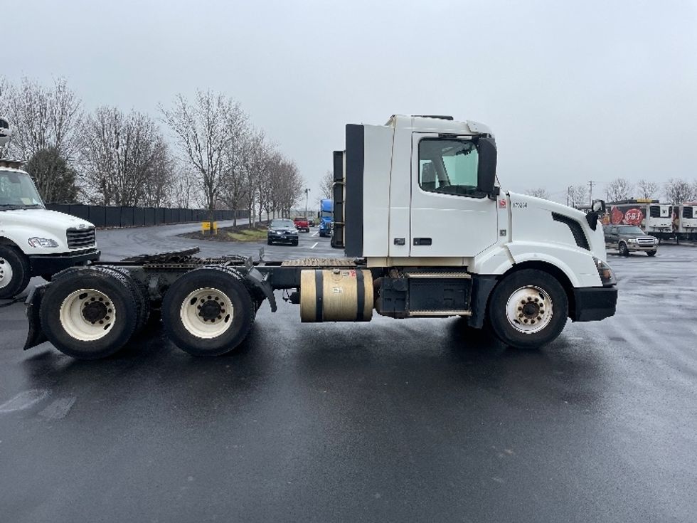 Day Cab Tractor-Heavy Duty Tractors-Volvo-2018-VNL64T300-Statesville-NC-429,887\n\t\tmiles-$ 42,500 - Image 8
