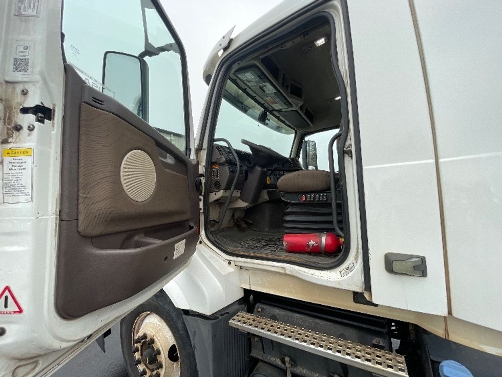 Day Cab Tractor-Heavy Duty Tractors-Volvo-2018-VNL64T300-Statesville-NC-429,887\n\t\tmiles-$ 42,500 - Image 9