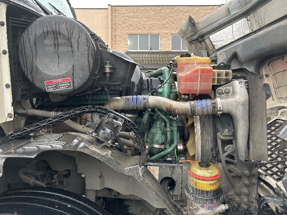 Day Cab Tractor-Heavy Duty Tractors-Volvo-2018-VNL64T300-Surrey-BC-498,989\n\t\tkm-$ 56,500 - Image 15