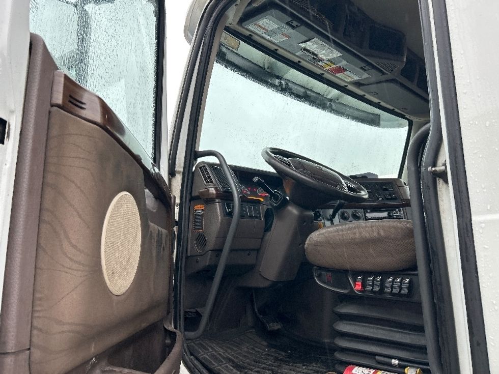 Day Cab Tractor-Heavy Duty Tractors-Volvo-2018-VNL64T300-Surrey-BC-498,989\n\t\tkm-$ 56,500 - Image 9