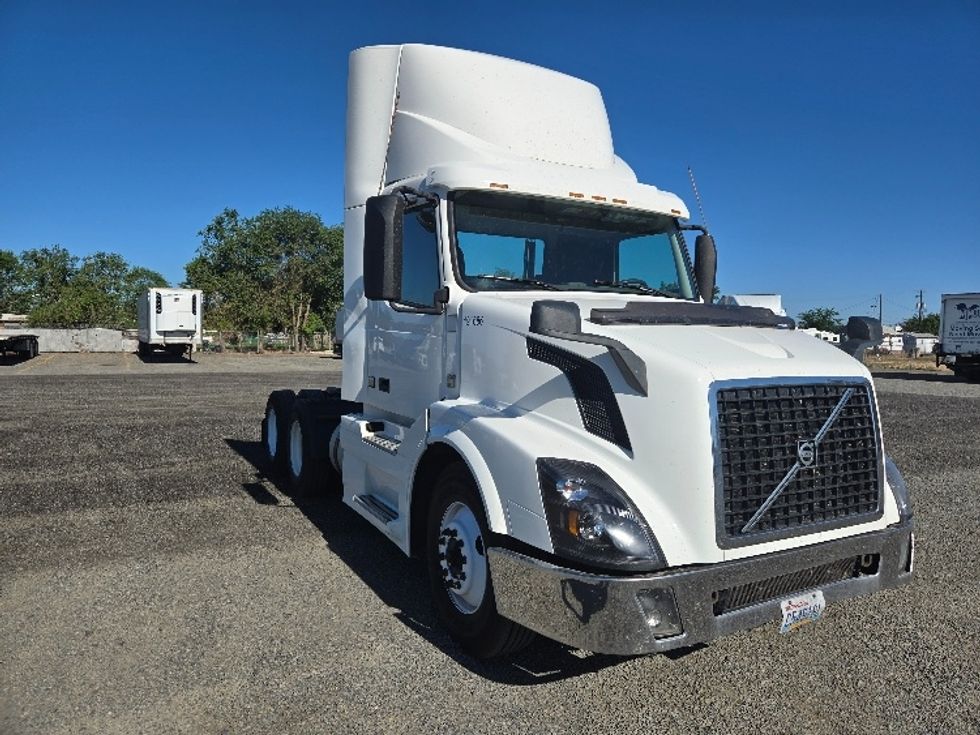 Day Cab Tractor-Heavy Duty Tractors-Volvo-2018-VNL64T300-Yakima-WA-173,741\n\t\tmiles-$ 50,500 - Image 1