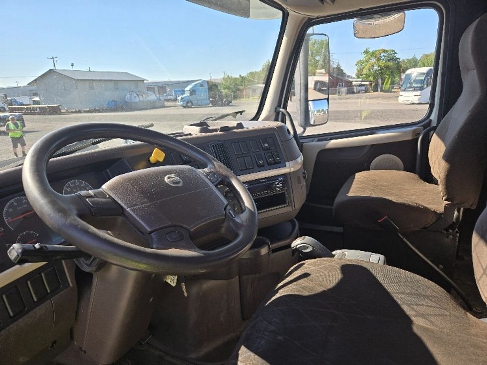 Day Cab Tractor-Heavy Duty Tractors-Volvo-2018-VNL64T300-Yakima-WA-173,741\n\t\tmiles-$ 50,500 - Image 10
