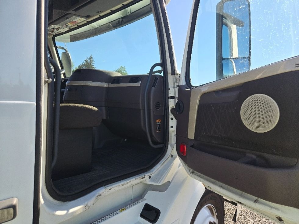 Day Cab Tractor-Heavy Duty Tractors-Volvo-2018-VNL64T300-Yakima-WA-173,741\n\t\tmiles-$ 50,500 - Image 12