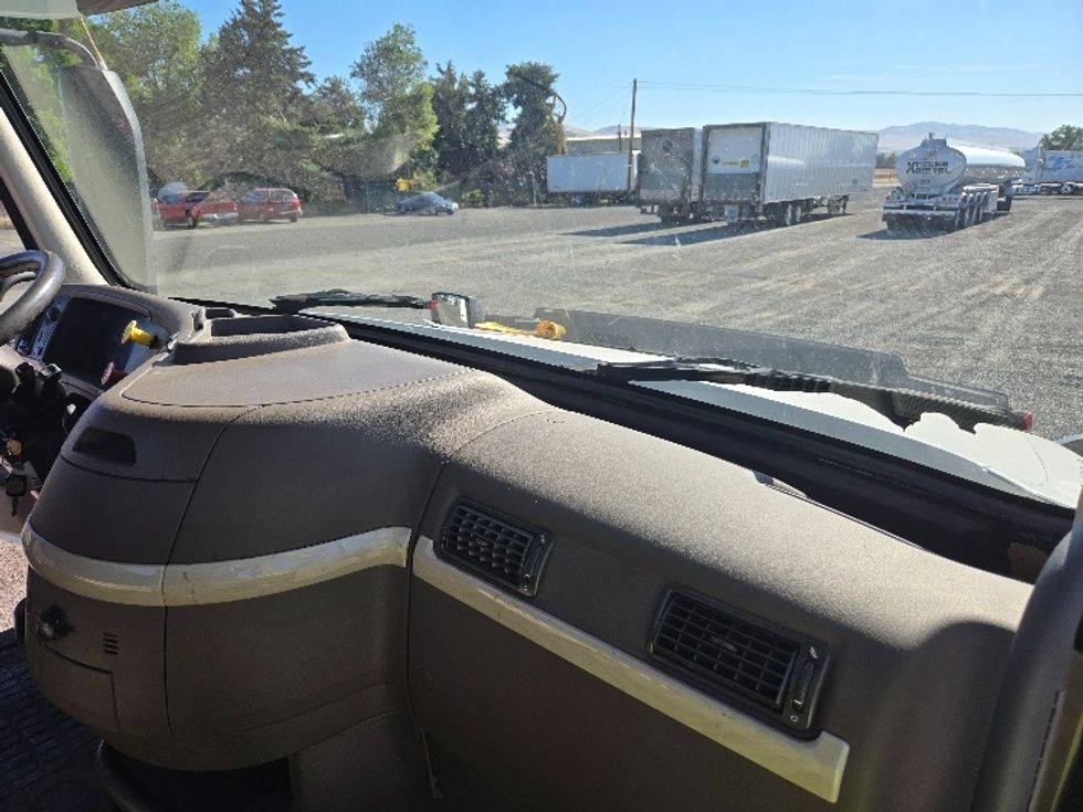 Day Cab Tractor-Heavy Duty Tractors-Volvo-2018-VNL64T300-Yakima-WA-173,741\n\t\tmiles-$ 50,500 - Image 13