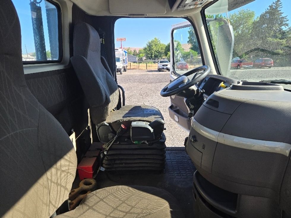 Day Cab Tractor-Heavy Duty Tractors-Volvo-2018-VNL64T300-Yakima-WA-173,741\n\t\tmiles-$ 50,500 - Image 14