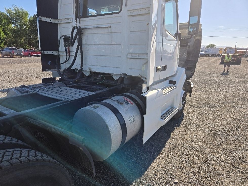 Day Cab Tractor-Heavy Duty Tractors-Volvo-2018-VNL64T300-Yakima-WA-173,741\n\t\tmiles-$ 50,500 - Image 18