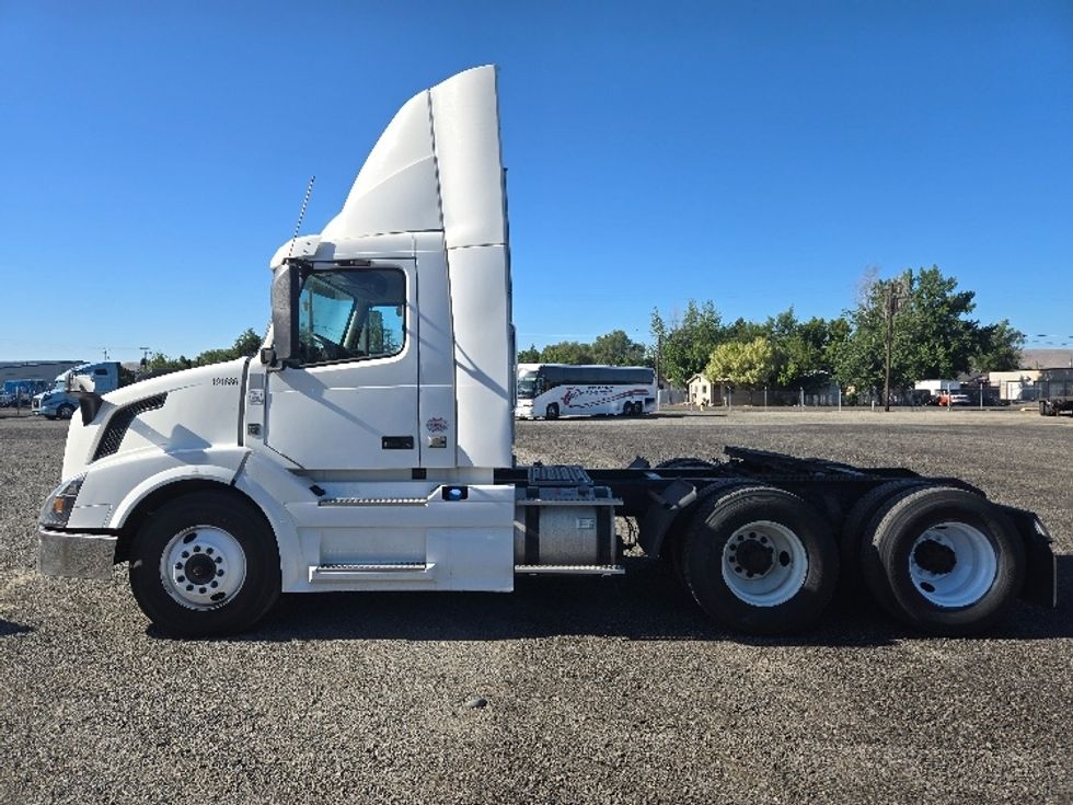 Day Cab Tractor-Heavy Duty Tractors-Volvo-2018-VNL64T300-Yakima-WA-173,741\n\t\tmiles-$ 50,500 - Image 4