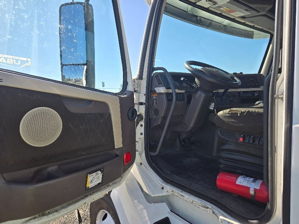 Day Cab Tractor-Heavy Duty Tractors-Volvo-2018-VNL64T300-Yakima-WA-173,741\n\t\tmiles-$ 50,500 - Image 9