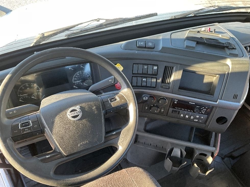 Day Cab Tractor-Heavy Duty Tractors-Volvo-2019-VNL42300-Albany-NY-404,499\n\t\tmiles-$ 26,750 - Image 11