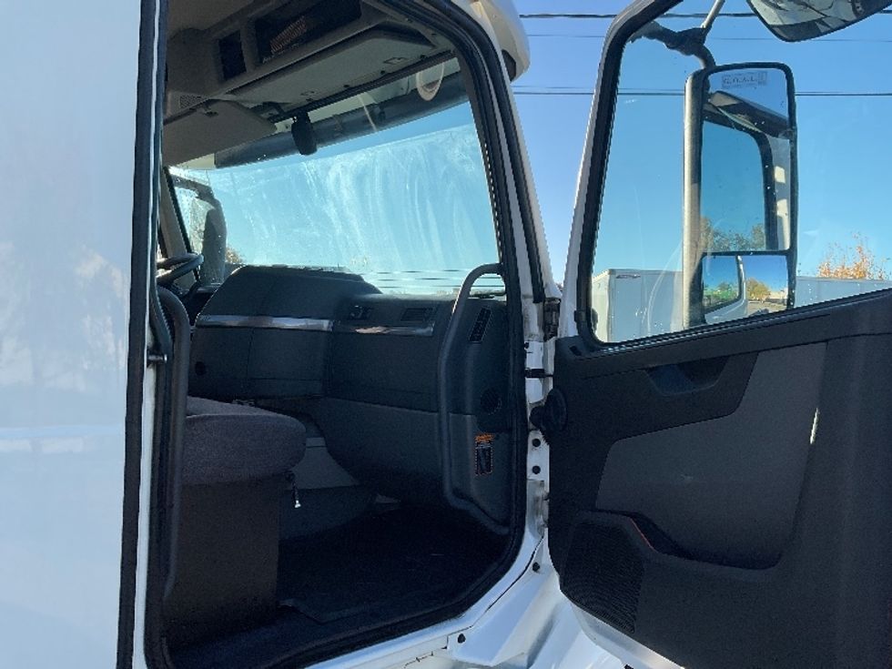 Day Cab Tractor-Heavy Duty Tractors-Volvo-2019-VNL42300-Albany-NY-404,499\n\t\tmiles-$ 26,750 - Image 12