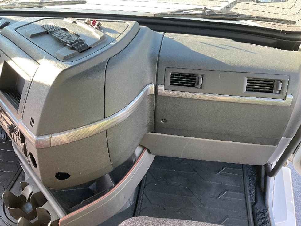 Day Cab Tractor-Heavy Duty Tractors-Volvo-2019-VNL42300-Albany-NY-404,499\n\t\tmiles-$ 26,750 - Image 13