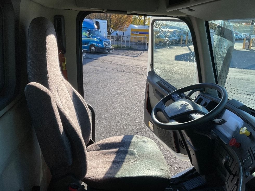 Day Cab Tractor-Heavy Duty Tractors-Volvo-2019-VNL42300-Albany-NY-404,499\n\t\tmiles-$ 26,750 - Image 14
