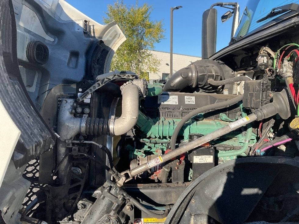 Day Cab Tractor-Heavy Duty Tractors-Volvo-2019-VNL42300-Albany-NY-404,499\n\t\tmiles-$ 26,750 - Image 16