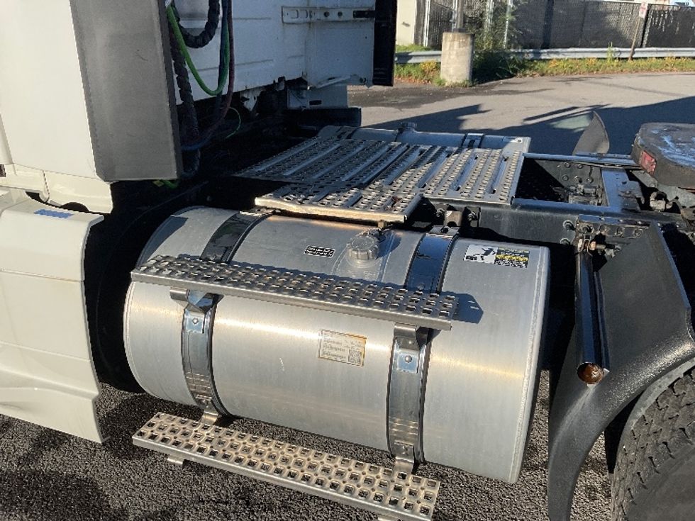 Day Cab Tractor-Heavy Duty Tractors-Volvo-2019-VNL42300-Albany-NY-404,499\n\t\tmiles-$ 26,750 - Image 17