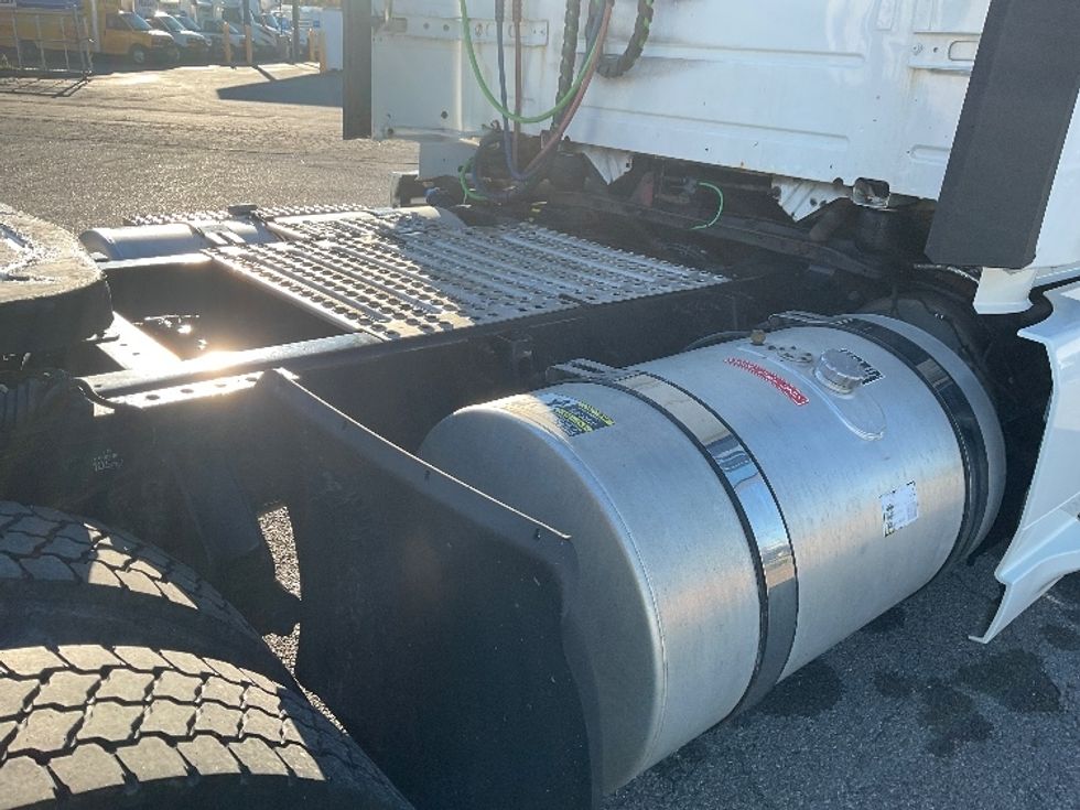 Day Cab Tractor-Heavy Duty Tractors-Volvo-2019-VNL42300-Albany-NY-404,499\n\t\tmiles-$ 26,750 - Image 18