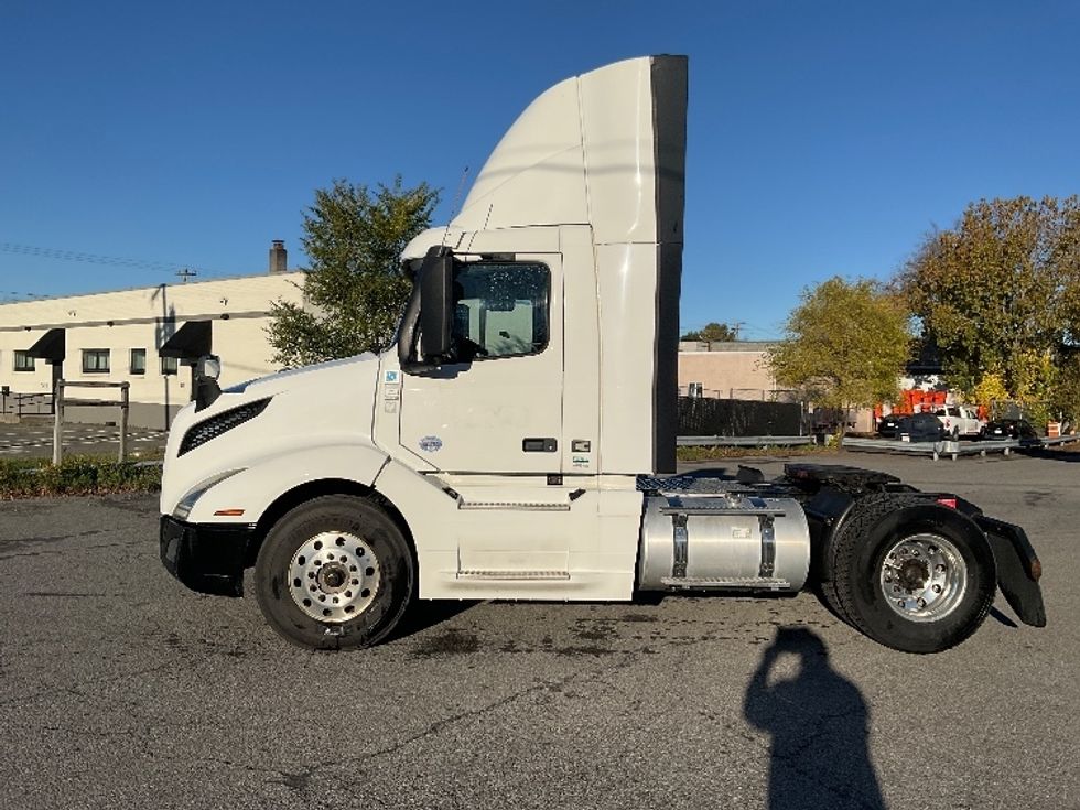 Day Cab Tractor-Heavy Duty Tractors-Volvo-2019-VNL42300-Albany-NY-404,499\n\t\tmiles-$ 26,750 - Image 4