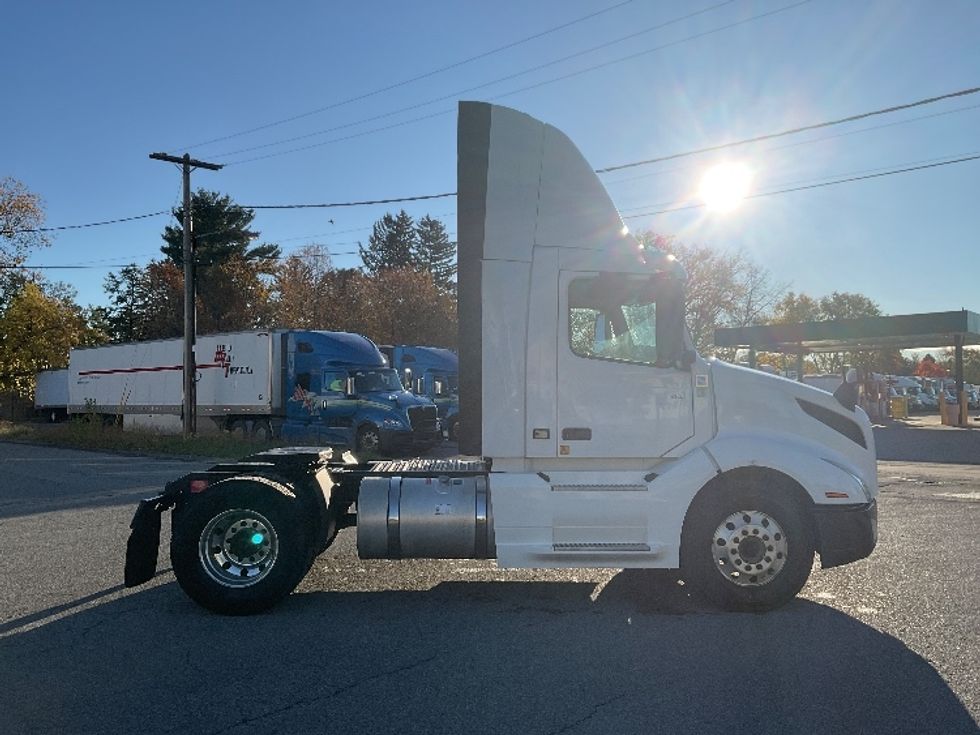 Day Cab Tractor-Heavy Duty Tractors-Volvo-2019-VNL42300-Albany-NY-404,499\n\t\tmiles-$ 26,750 - Image 8