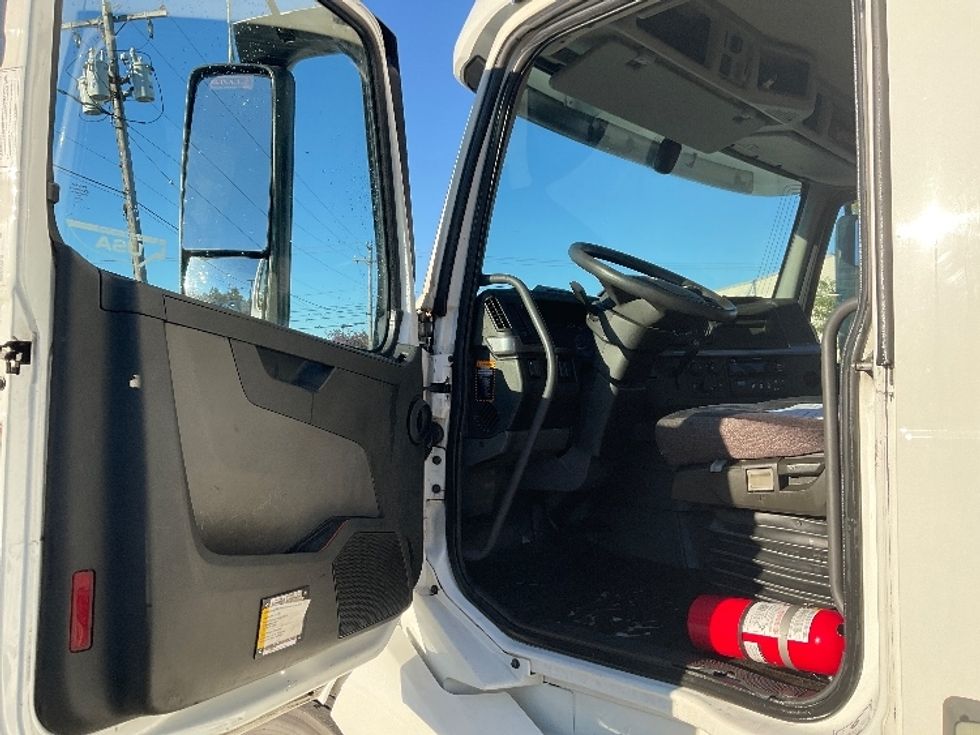 Day Cab Tractor-Heavy Duty Tractors-Volvo-2019-VNL42300-Albany-NY-404,499\n\t\tmiles-$ 26,750 - Image 9