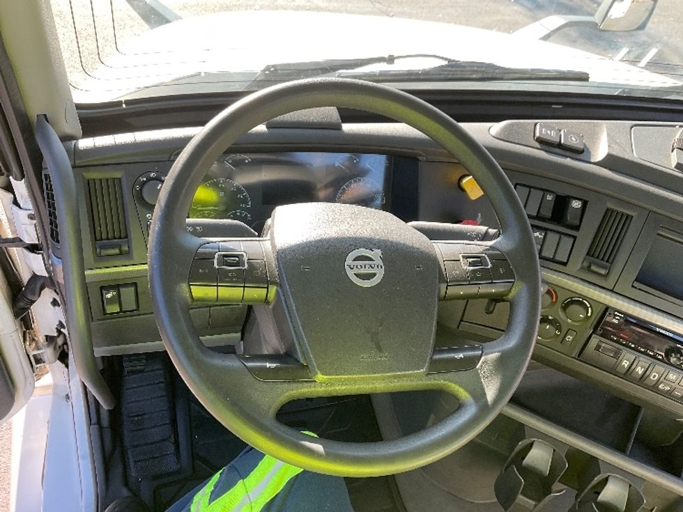 Day Cab Tractor-Heavy Duty Tractors-Volvo-2019-VNL42300-Albany-NY-416,557\n\t\tmiles-$ 26,250 - Image 11