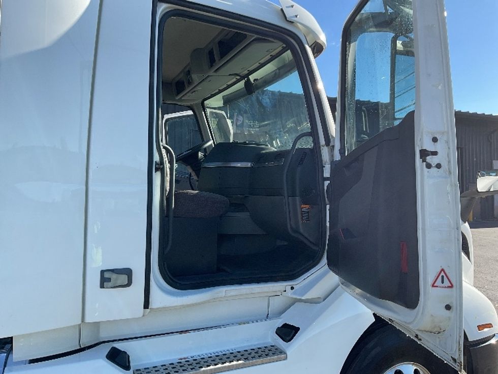 Day Cab Tractor-Heavy Duty Tractors-Volvo-2019-VNL42300-Albany-NY-416,557\n\t\tmiles-$ 26,250 - Image 12