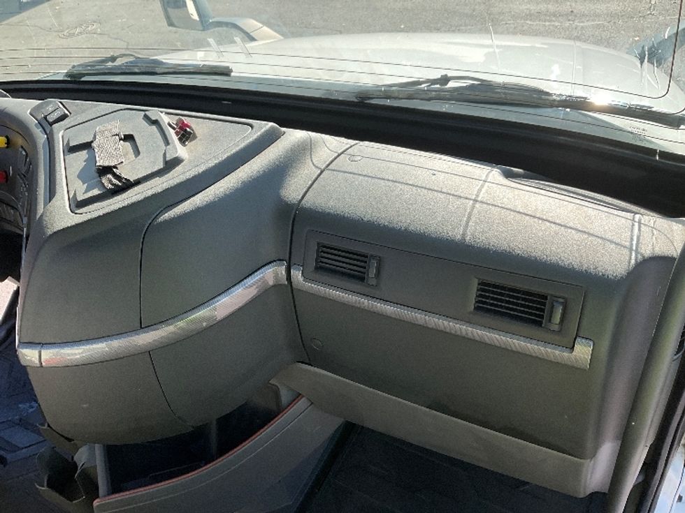Day Cab Tractor-Heavy Duty Tractors-Volvo-2019-VNL42300-Albany-NY-416,557\n\t\tmiles-$ 26,250 - Image 13