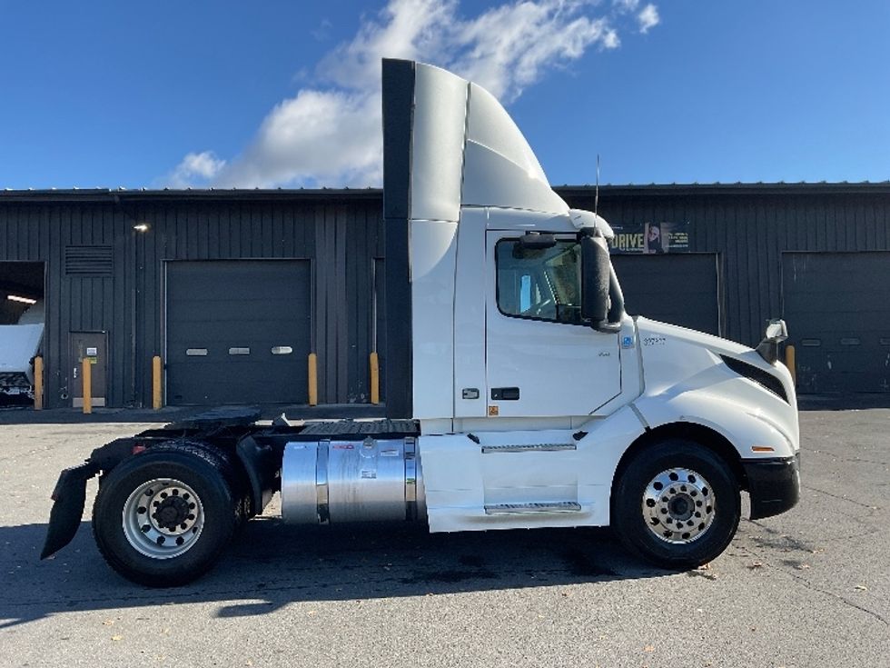 Day Cab Tractor-Heavy Duty Tractors-Volvo-2019-VNL42300-Albany-NY-416,557\n\t\tmiles-$ 26,250 - Image 8
