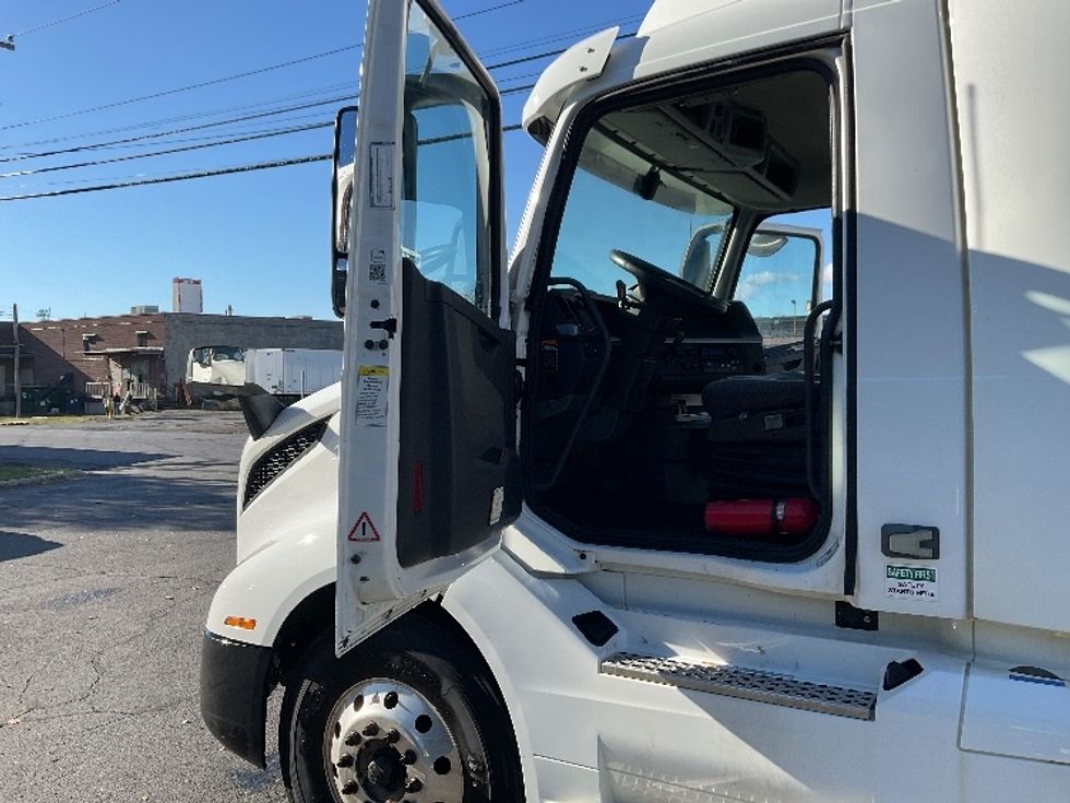 Day Cab Tractor-Heavy Duty Tractors-Volvo-2019-VNL42300-Albany-NY-416,557\n\t\tmiles-$ 26,250 - Image 9