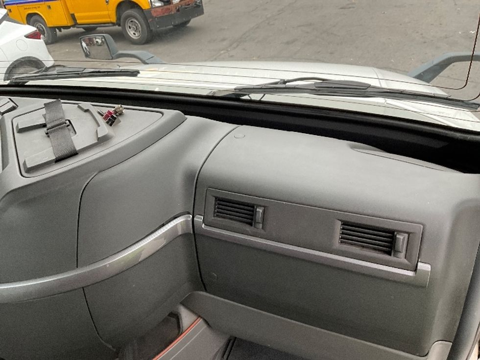 Day Cab Tractor-Heavy Duty Tractors-Volvo-2019-VNL42300-Albany-NY-444,919\n\t\tmiles-$ 24,750 - Image 13