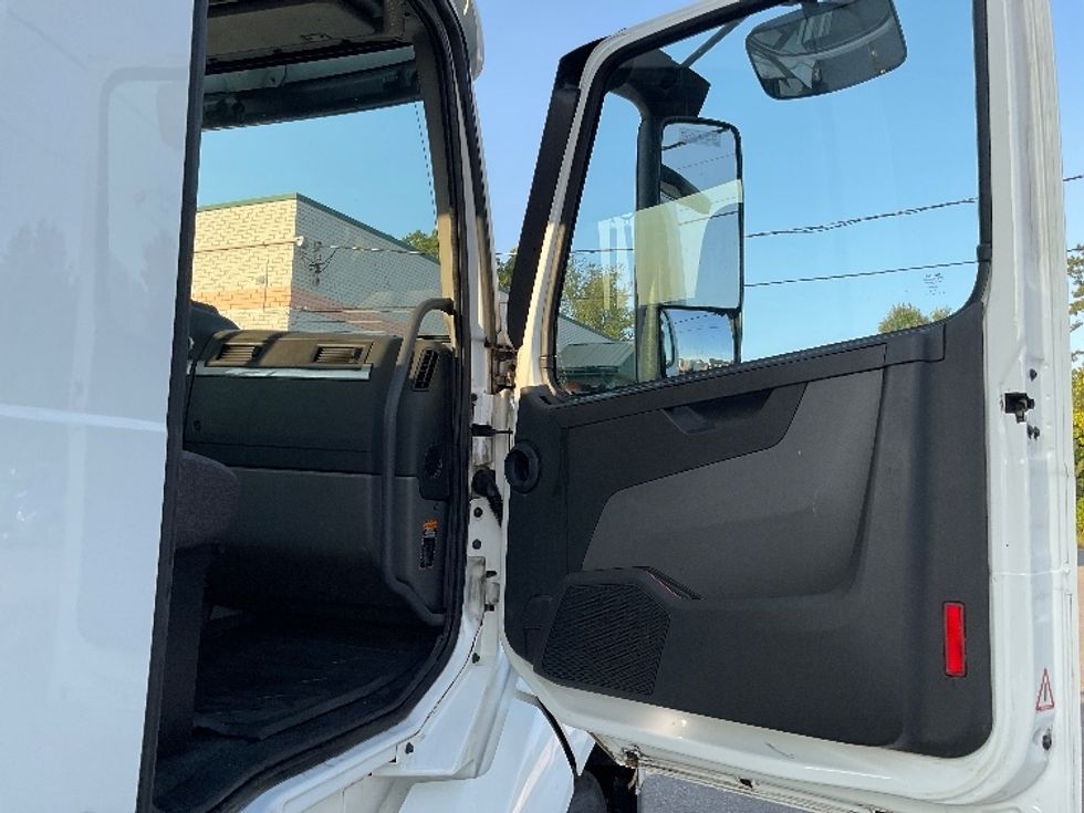 Day Cab Tractor-Heavy Duty Tractors-Volvo-2019-VNL42300-Albany-NY-446,479\n\t\tmiles-$ 24,750 - Image 12