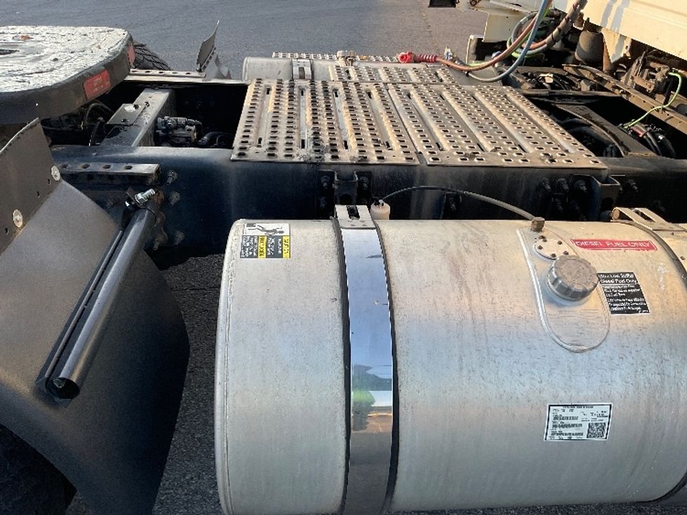 Day Cab Tractor-Heavy Duty Tractors-Volvo-2019-VNL42300-Albany-NY-446,479\n\t\tmiles-$ 24,750 - Image 18