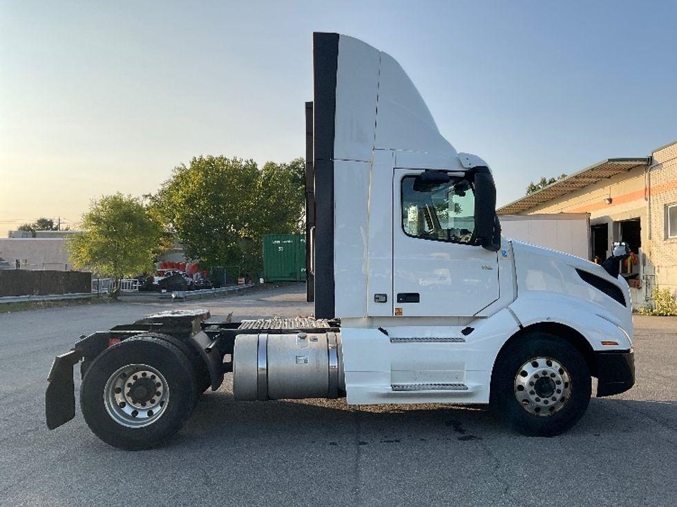Day Cab Tractor-Heavy Duty Tractors-Volvo-2019-VNL42300-Albany-NY-446,479\n\t\tmiles-$ 24,750 - Image 8