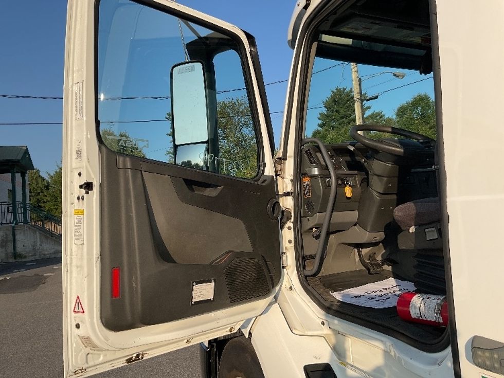 Day Cab Tractor-Heavy Duty Tractors-Volvo-2019-VNL42300-Albany-NY-446,479\n\t\tmiles-$ 24,750 - Image 9