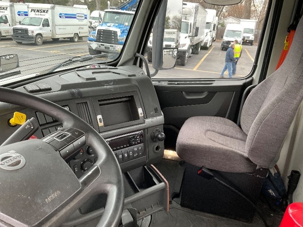 Day Cab Tractor-Heavy Duty Tractors-Volvo-2019-VNL42300-Albany-NY-450,270\n\t\tmiles-$ 24,500 - Image 10