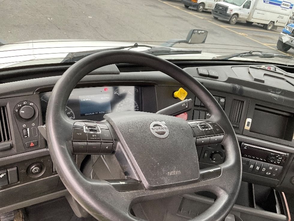 Day Cab Tractor-Heavy Duty Tractors-Volvo-2019-VNL42300-Albany-NY-450,270\n\t\tmiles-$ 24,500 - Image 11