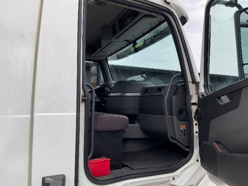 Day Cab Tractor-Heavy Duty Tractors-Volvo-2019-VNL42300-Albany-NY-450,270\n\t\tmiles-$ 24,500 - Image 12