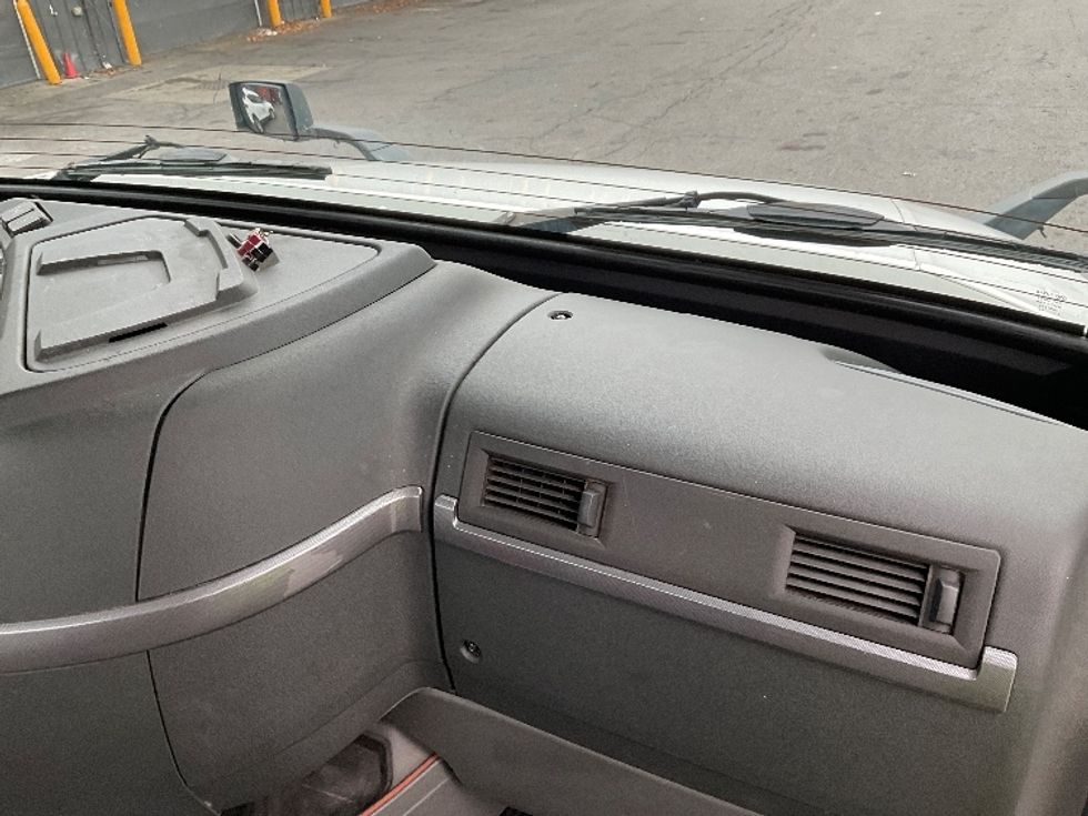 Day Cab Tractor-Heavy Duty Tractors-Volvo-2019-VNL42300-Albany-NY-450,270\n\t\tmiles-$ 24,500 - Image 13