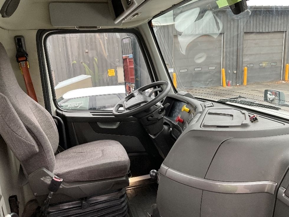 Day Cab Tractor-Heavy Duty Tractors-Volvo-2019-VNL42300-Albany-NY-450,270\n\t\tmiles-$ 24,500 - Image 14