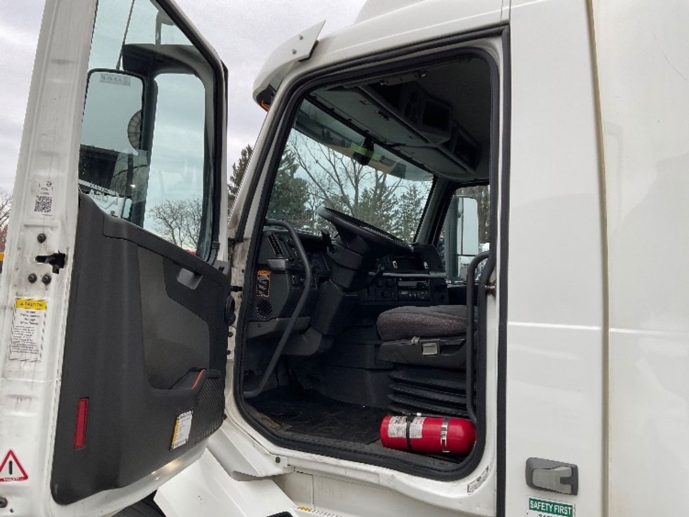 Day Cab Tractor-Heavy Duty Tractors-Volvo-2019-VNL42300-Albany-NY-450,270\n\t\tmiles-$ 24,500 - Image 9