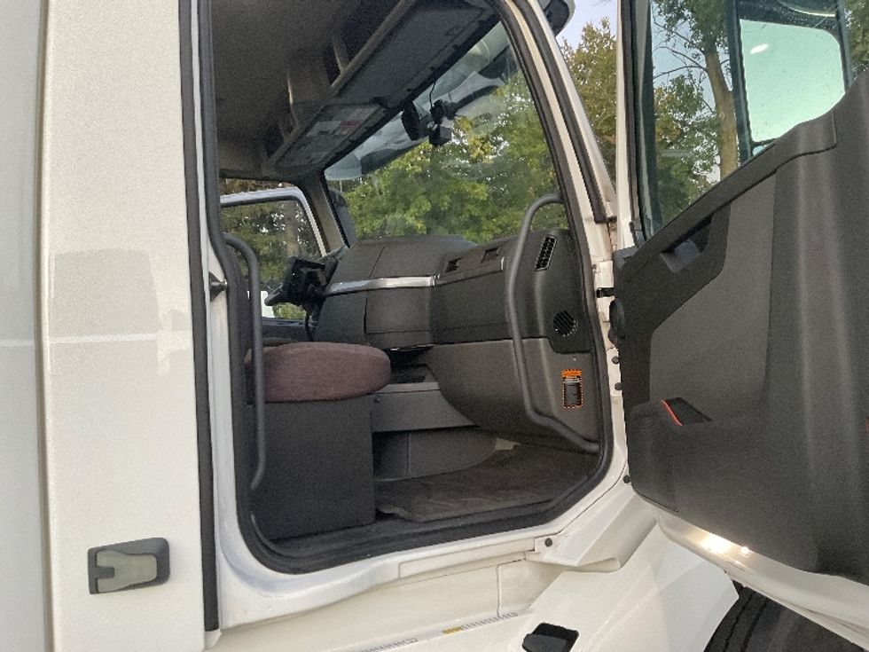 Day Cab Tractor-Heavy Duty Tractors-Volvo-2019-VNL42300-Albany-NY-454,389\n\t\tmiles-$ 24,500 - Image 12