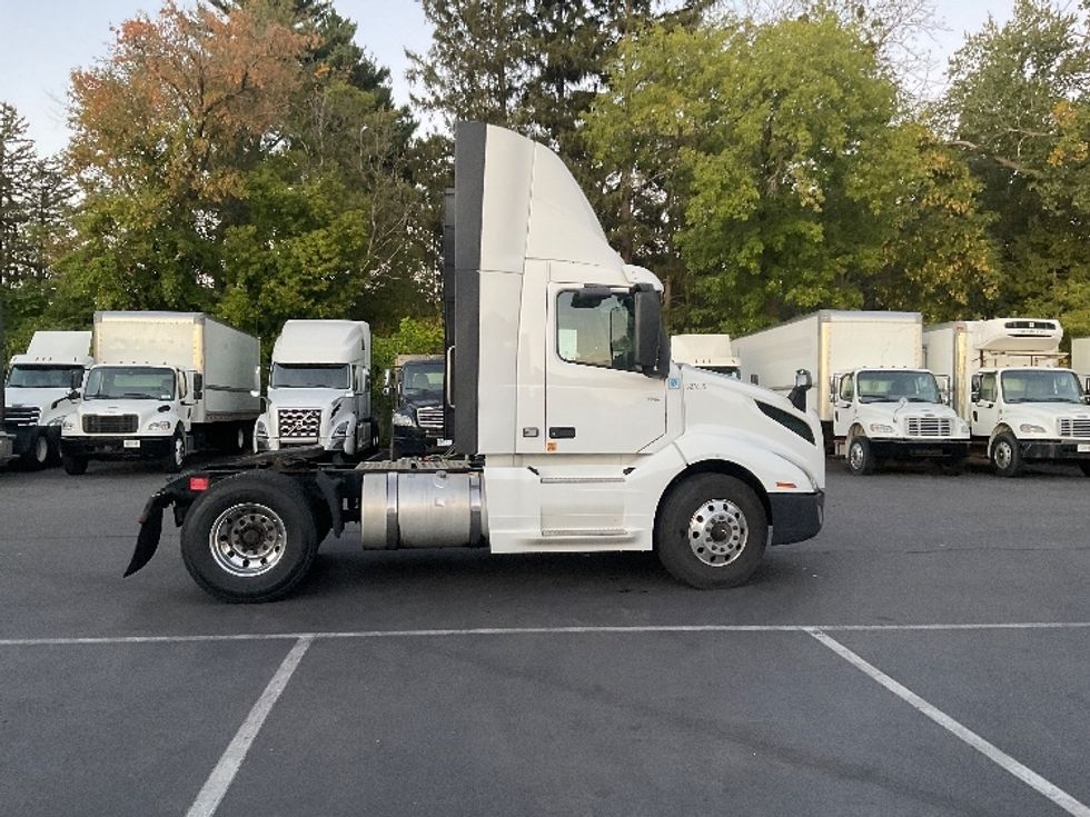 Day Cab Tractor-Heavy Duty Tractors-Volvo-2019-VNL42300-Albany-NY-454,389\n\t\tmiles-$ 24,500 - Image 8