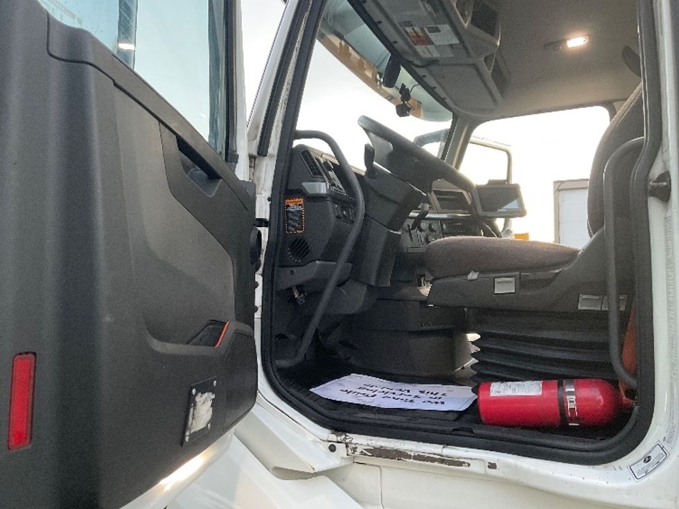 Day Cab Tractor-Heavy Duty Tractors-Volvo-2019-VNL42300-Albany-NY-454,389\n\t\tmiles-$ 24,500 - Image 9