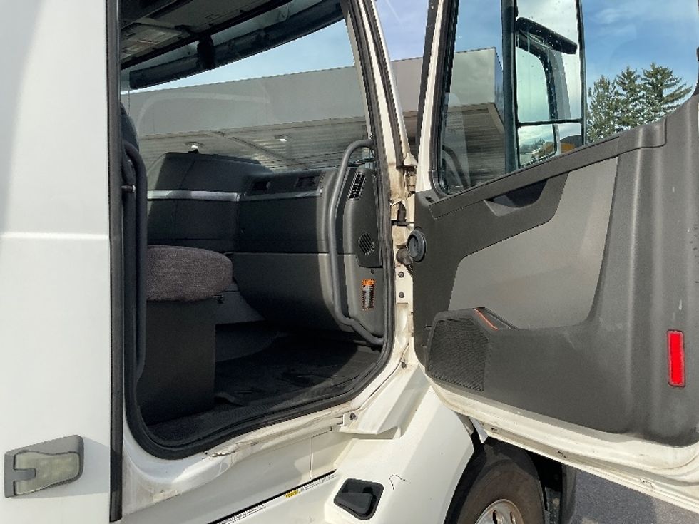 Day Cab Tractor-Heavy Duty Tractors-Volvo-2019-VNL42300-Albany-NY-479,981\n\t\tmiles-$ 23,250 - Image 12