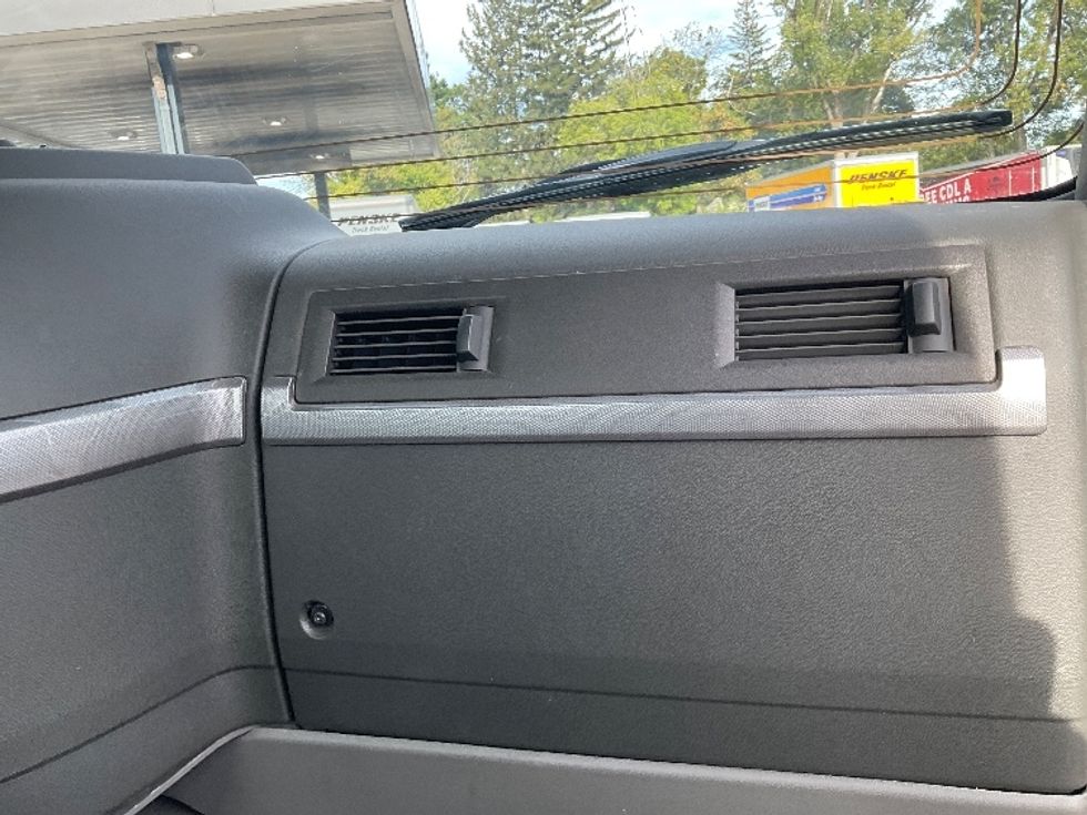 Day Cab Tractor-Heavy Duty Tractors-Volvo-2019-VNL42300-Albany-NY-479,981\n\t\tmiles-$ 23,250 - Image 13