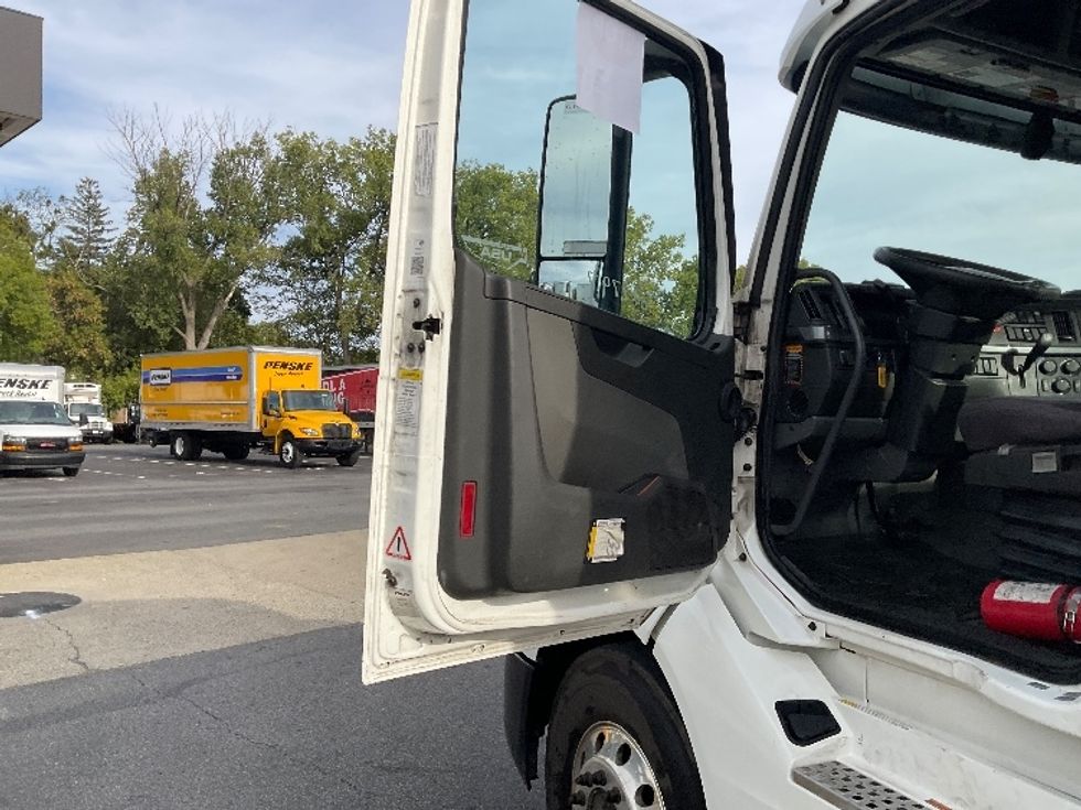 Day Cab Tractor-Heavy Duty Tractors-Volvo-2019-VNL42300-Albany-NY-479,981\n\t\tmiles-$ 23,250 - Image 9