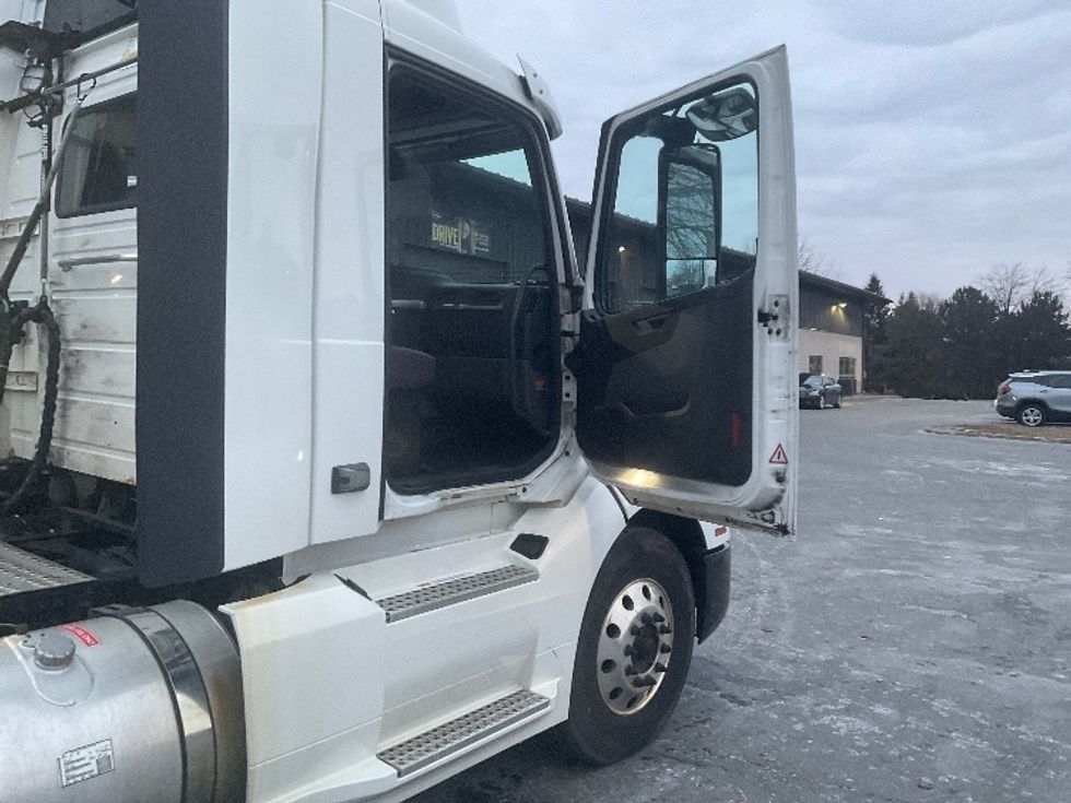 Day Cab Tractor-Heavy Duty Tractors-Volvo-2019-VNL42300-Albany-NY-498,617\n\t\tmiles-$ 22,250 - Image 12