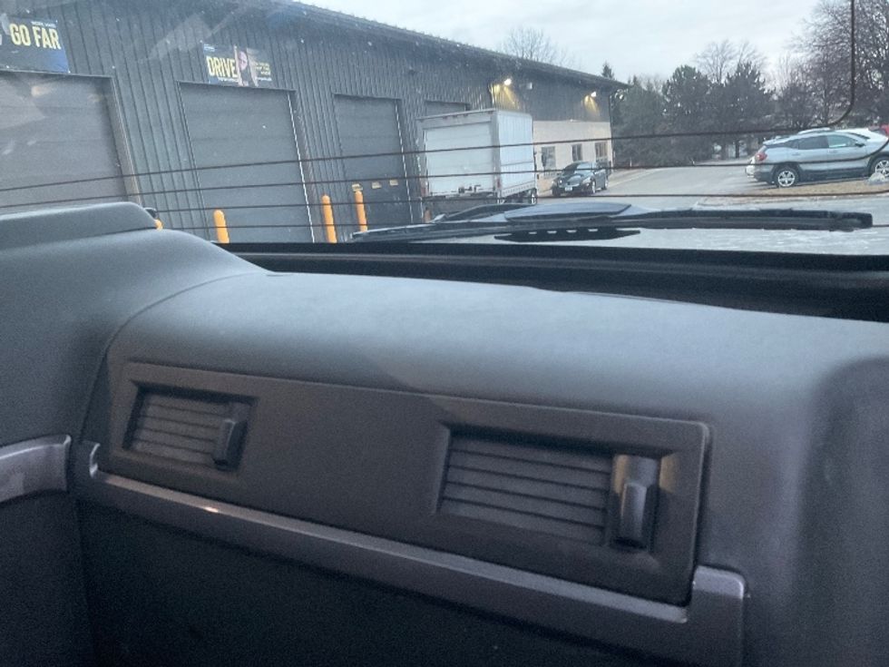 Day Cab Tractor-Heavy Duty Tractors-Volvo-2019-VNL42300-Albany-NY-498,617\n\t\tmiles-$ 22,250 - Image 13